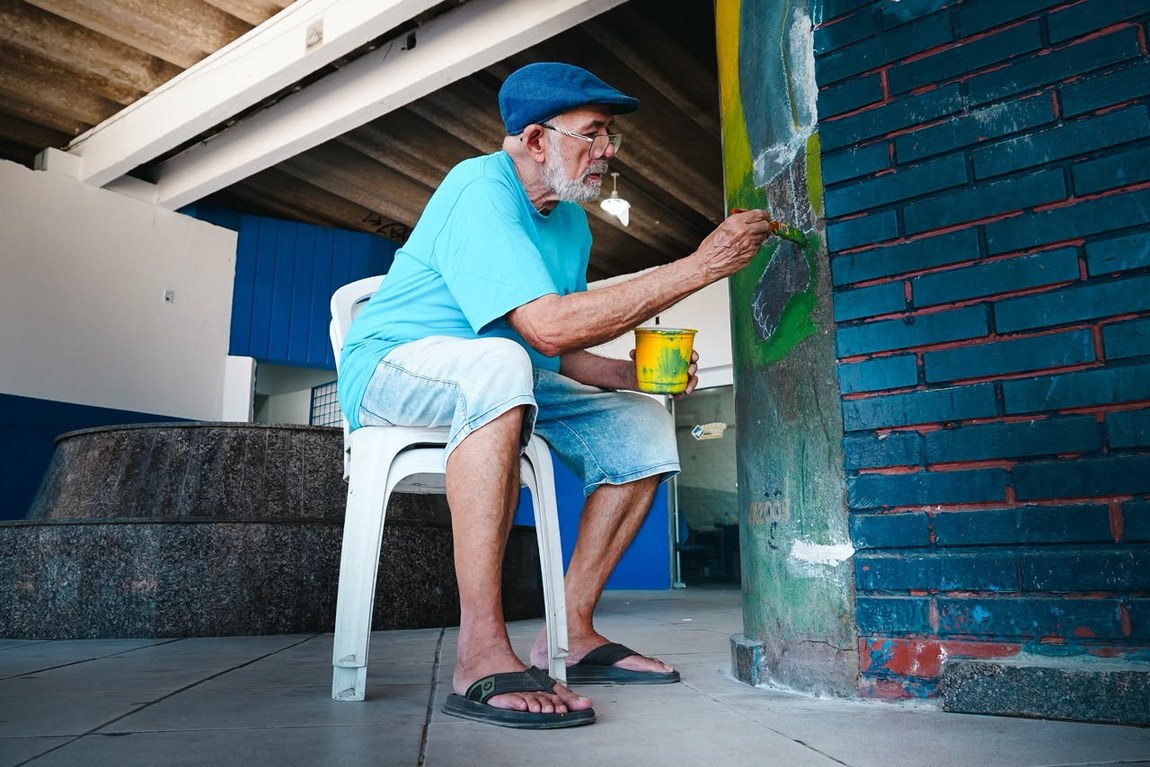 Artista restaura painéis em Patos