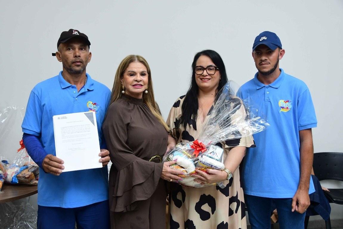 Primeira-dama faz entrega de alimentos arrecadado durante Salão do Artesanato