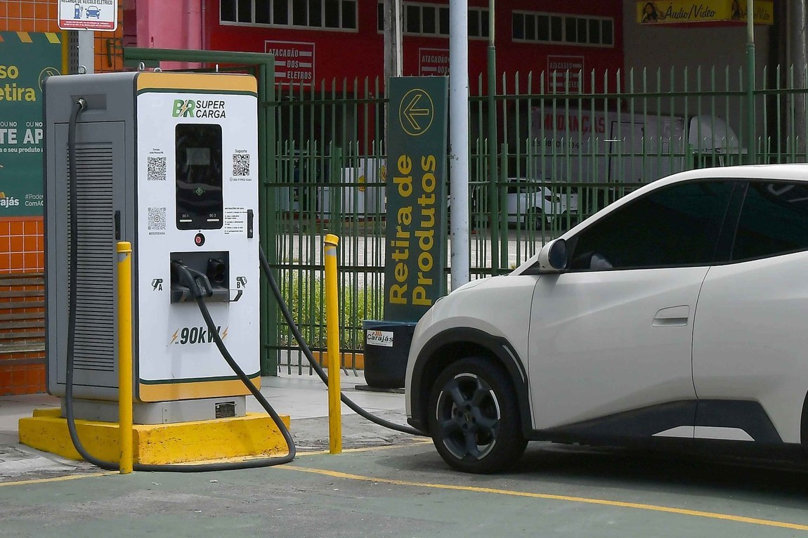 Lei libera instalação de carregadores elétricos em condomínios