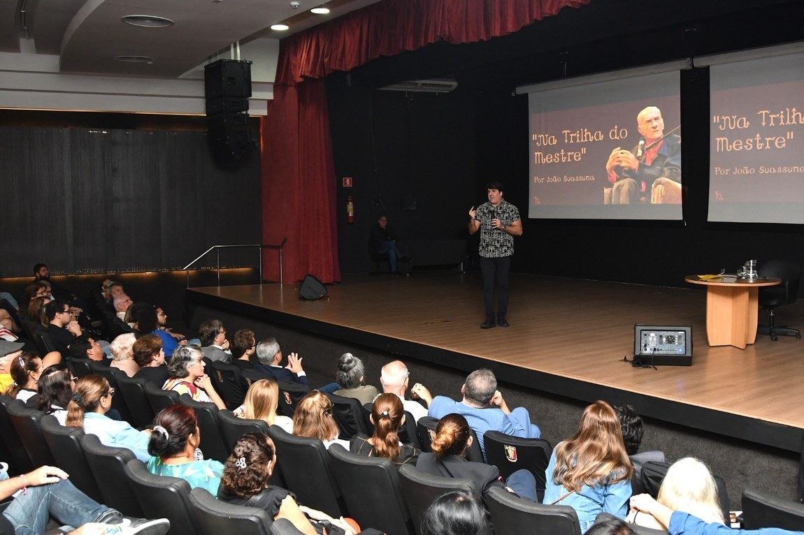 Neto de Ariano Suassuna realiza aula-espetáculo na capital