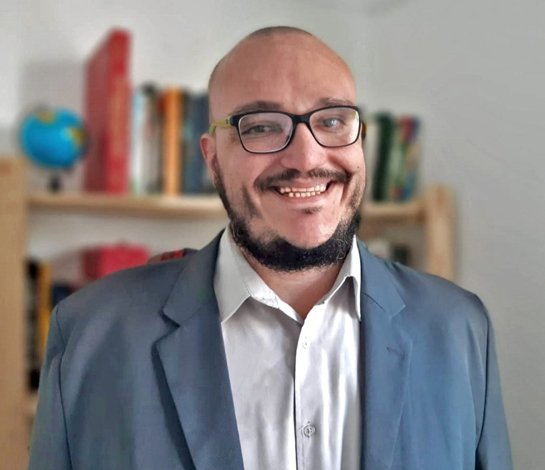 Jornalista prepara livro sobre jovem que invadiu recinto da leoa